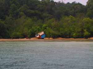 Kapal terdampar di pulau sempuh