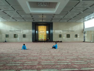 Penjaga dalam masjid namira lamongan